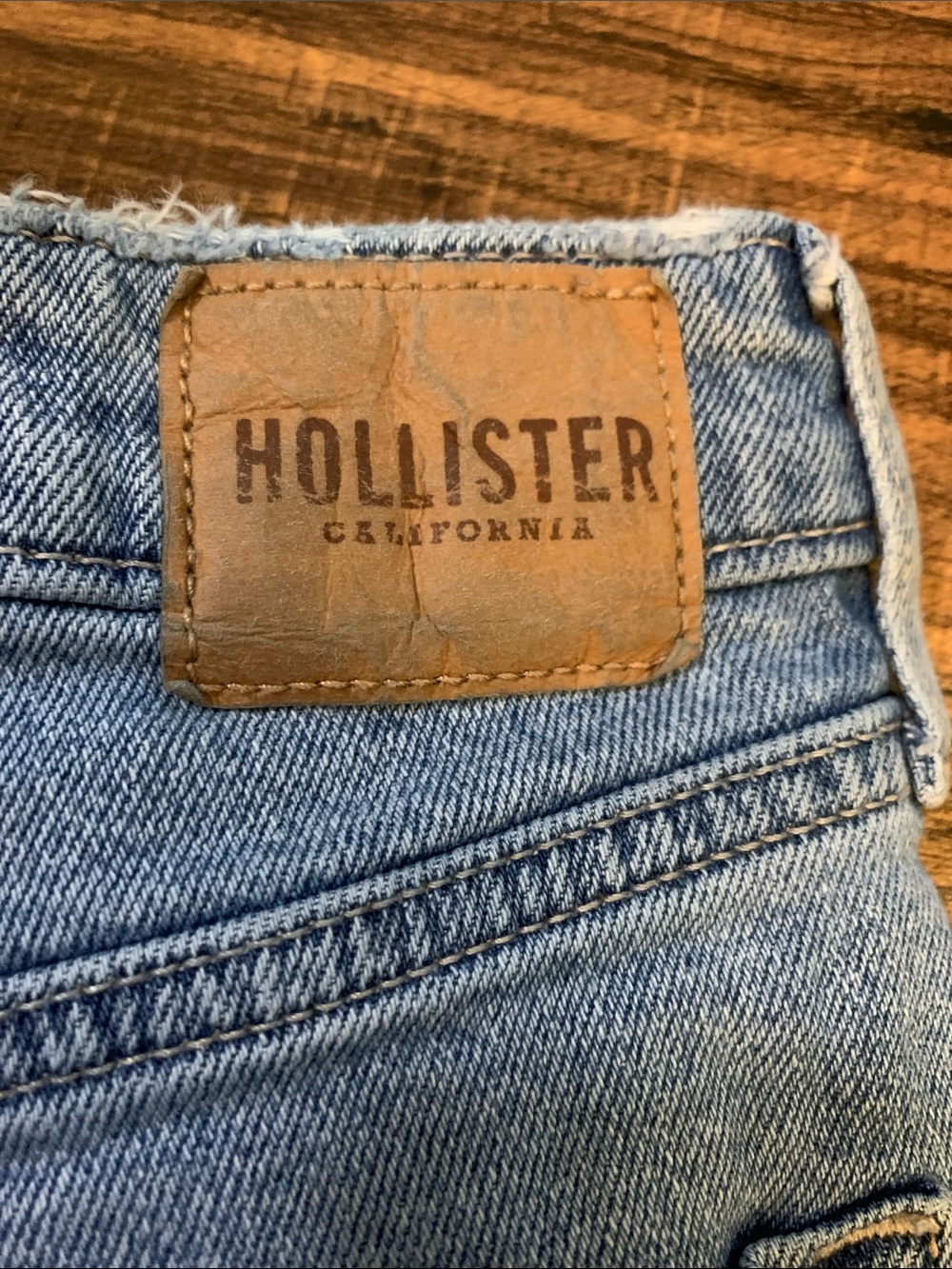 Hollister curvy Ultra High Rise Mom Jean light wash distressed Size 26 R - Picture 5 of 6